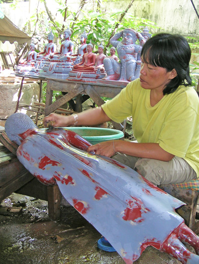 femme travaillant un Bouddha en thailande