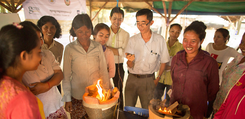 bénéficiaires d'un projet de solidarité climatique étudiant les effets de l’utilisation du charbon de bois pour la cuisine. Partenaires du Geres.