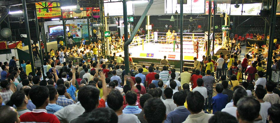 Parieurs au stade de boxe thaie Ratchadamoen à Bangkok