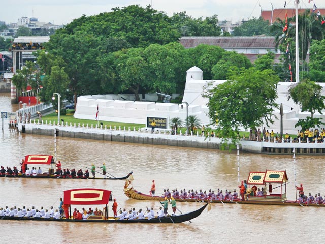 procession de barges royales à Bangkok