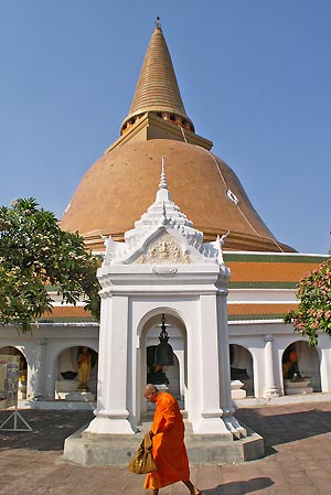 moine devant temple thailande